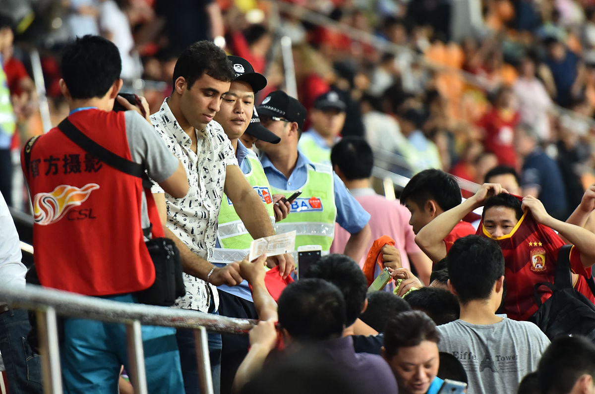 大批观众在比赛中聚集为自己加油