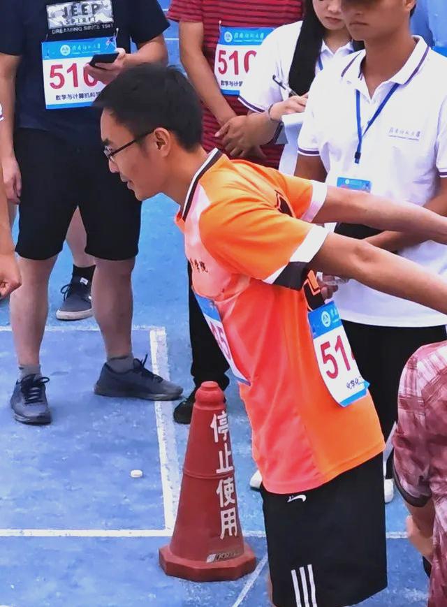 见证比赛瞬间的观众，感受到了运动的魅力